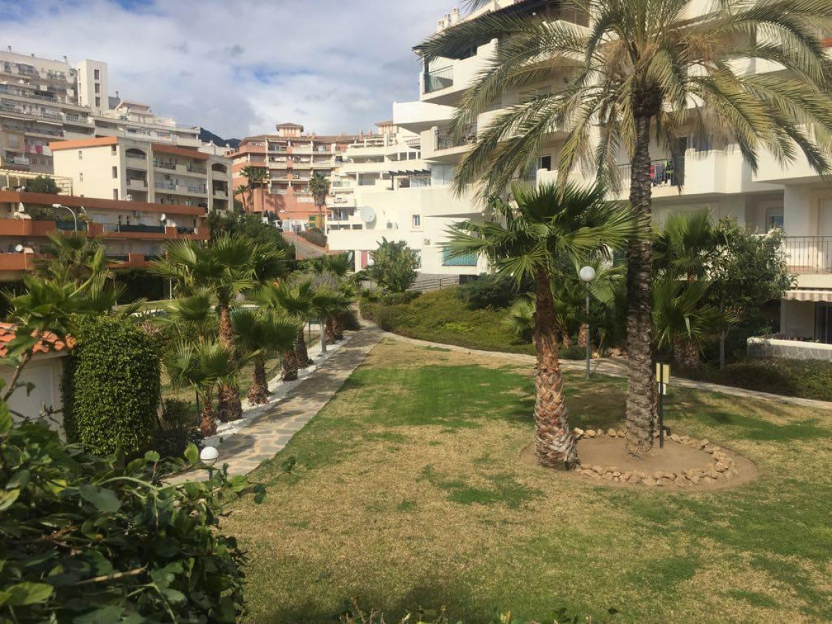 Se alquila desde 01/9/2026 - 30/6/2027 bonito apartamento en 2ª línea de playa en Benalmádena