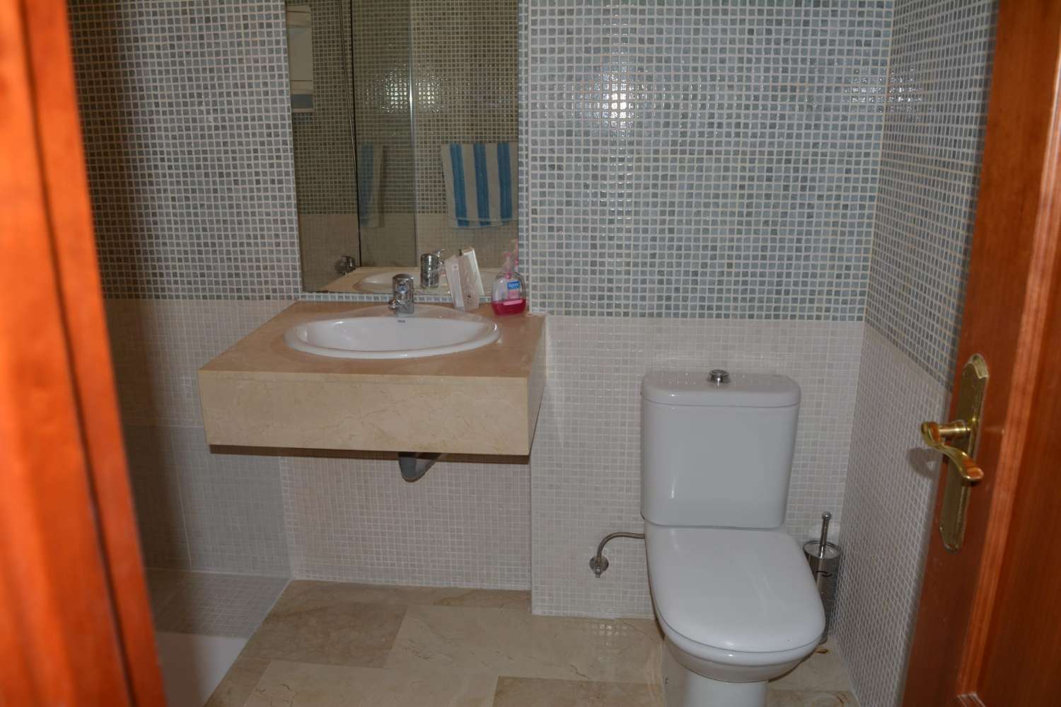 Se alquila desde 01/9/2026 - 30/6/2027 bonito apartamento en 2ª línea de playa en Benalmádena