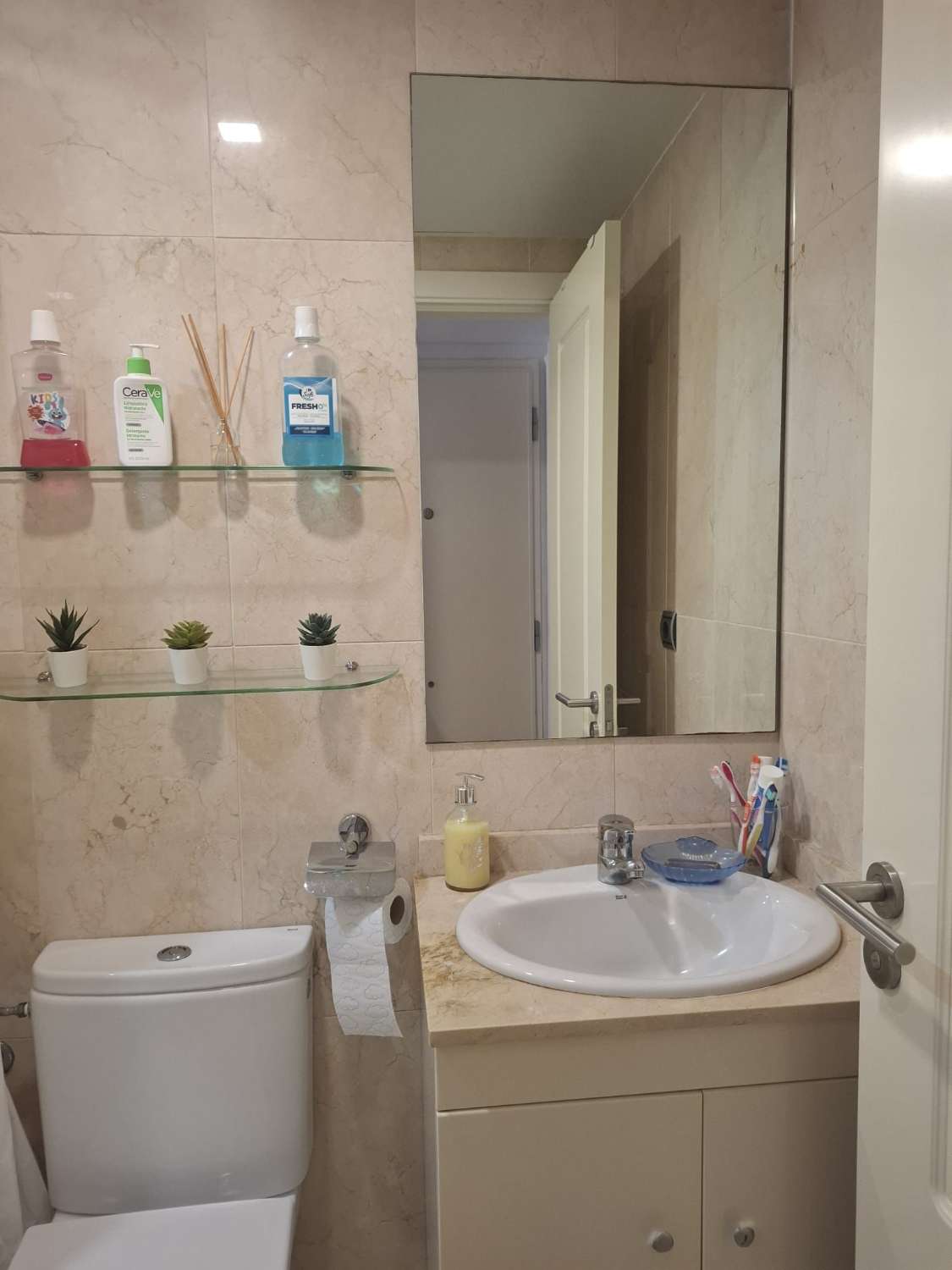 Se alquila desde ahora hasta30/6/2026 Y DESDE01/09/2026 - 30/06/2027 bonito apartamento en Benalmádena Costa a 150 metros de la playa