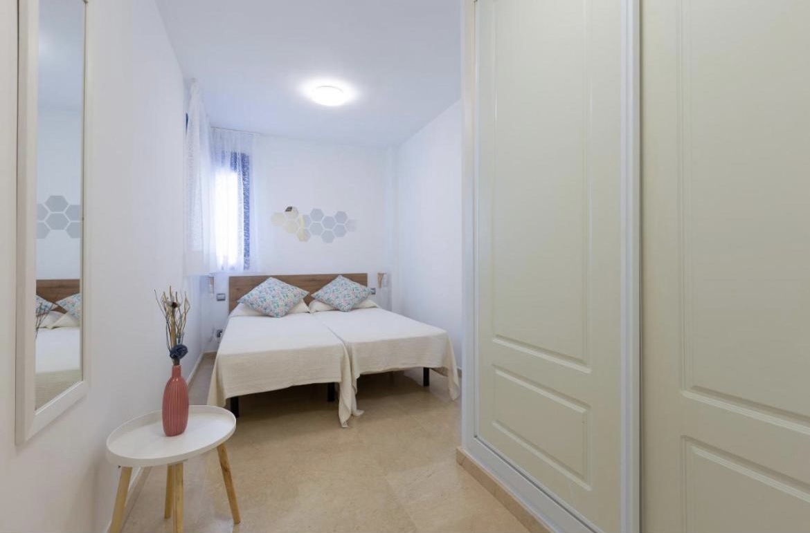 Se alquila del 1/9/2026 - 30/6/2027 bonito Duplex apartamento en Benalmadena Costa a 200 metros de la playa.