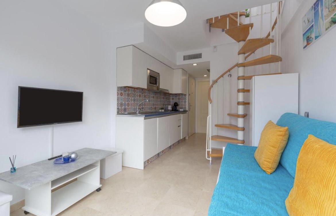 Se alquila del 1/9/2026 - 30/6/2027 bonito Duplex apartamento en Benalmadena Costa a 200 metros de la playa.