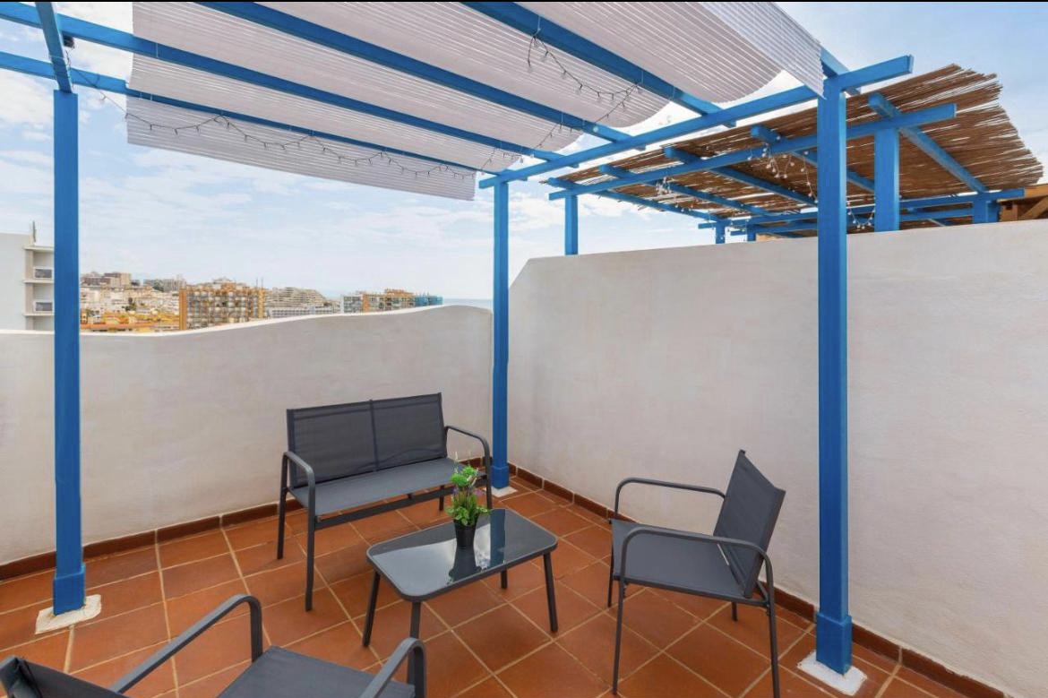 Se alquila del 1/9/2026 - 30/6/2027 bonito Duplex apartamento en Benalmadena Costa a 200 metros de la playa.