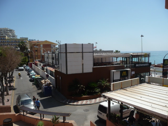 Se alquila del 1.10.26-31.5.27 APARTAMENTO EN 1ª LÍNEA DE PLAYA CON VISTAS LATERALES AL MAR EN BENALMÁDENA.