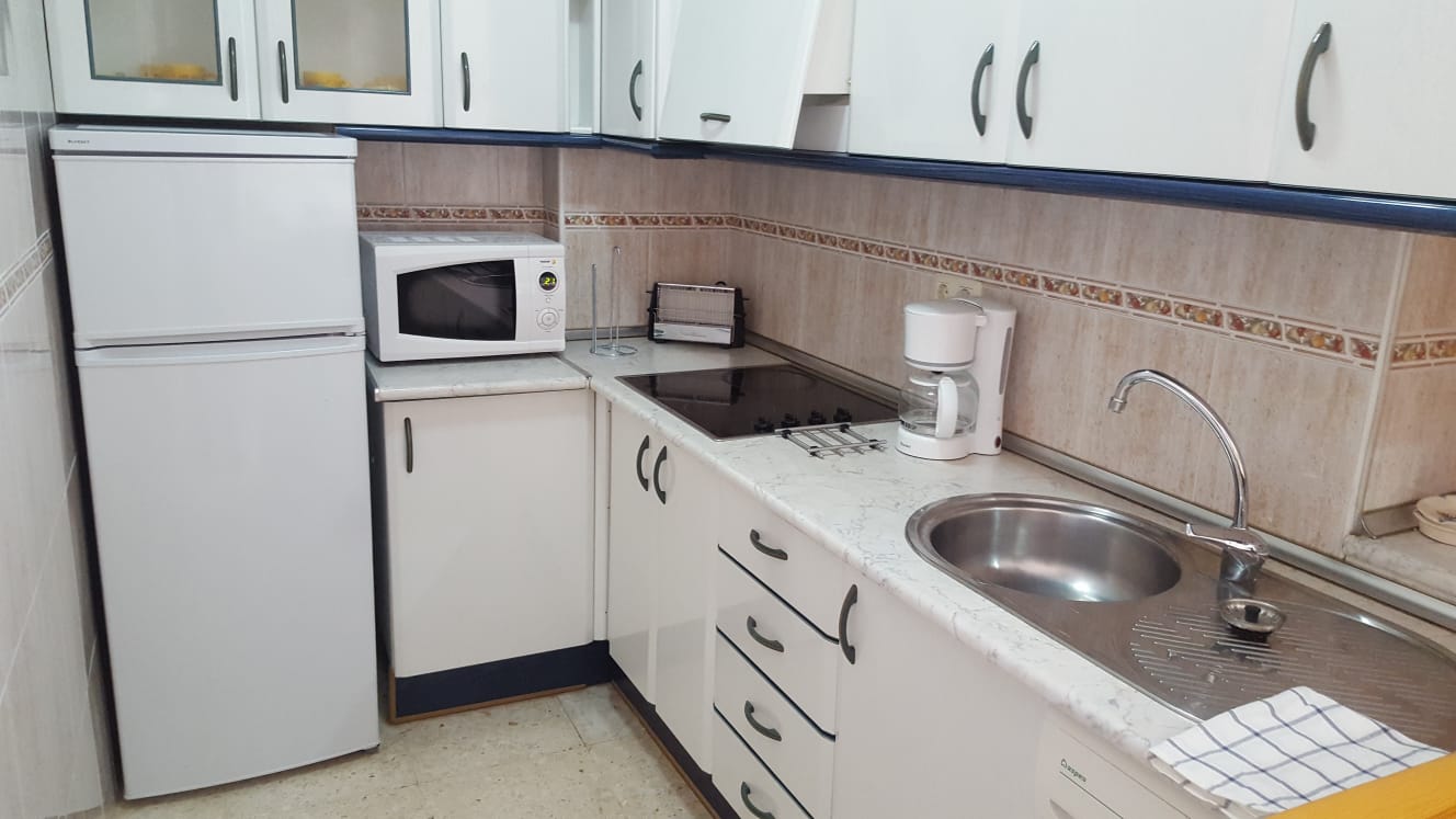 Se alquila del 1.10.26-31.5.27 APARTAMENTO EN 1ª LÍNEA DE PLAYA CON VISTAS LATERALES AL MAR EN BENALMÁDENA.