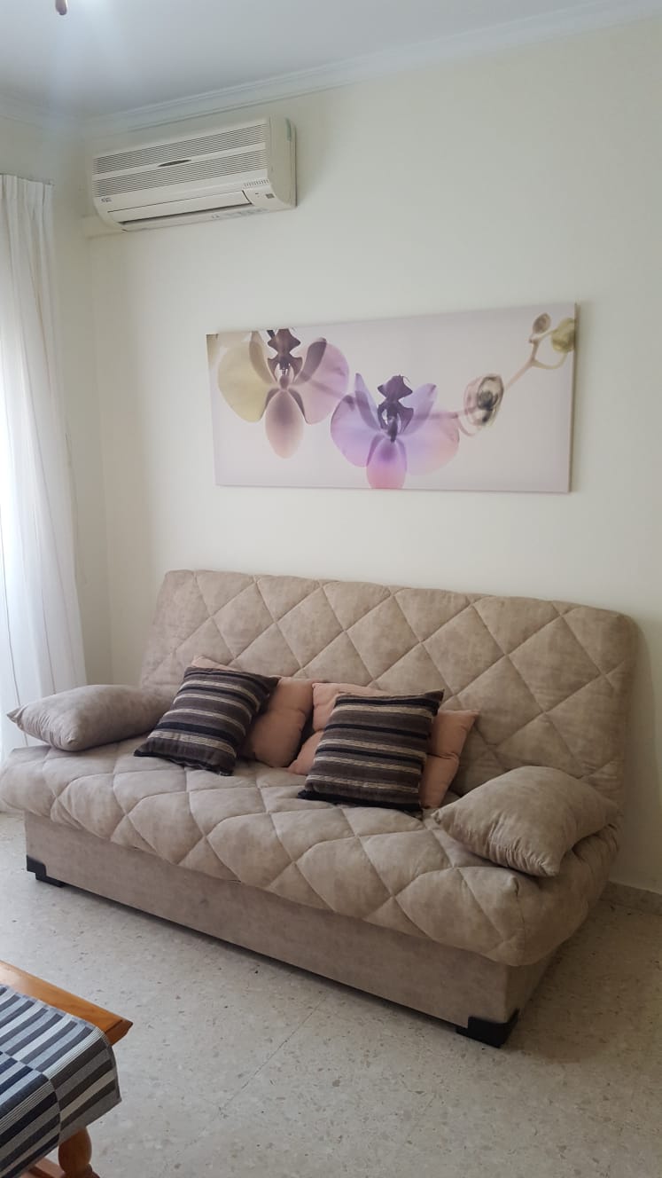 Se alquila del 1.10.26-31.5.27 APARTAMENTO EN 1ª LÍNEA DE PLAYA CON VISTAS LATERALES AL MAR EN BENALMÁDENA.