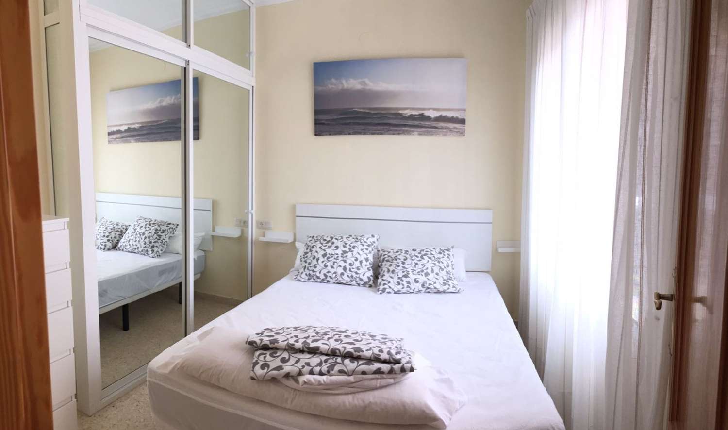 Se alquila del 1.10.26-31.5.27 APARTAMENTO EN 1ª LÍNEA DE PLAYA CON VISTAS LATERALES AL MAR EN BENALMÁDENA.