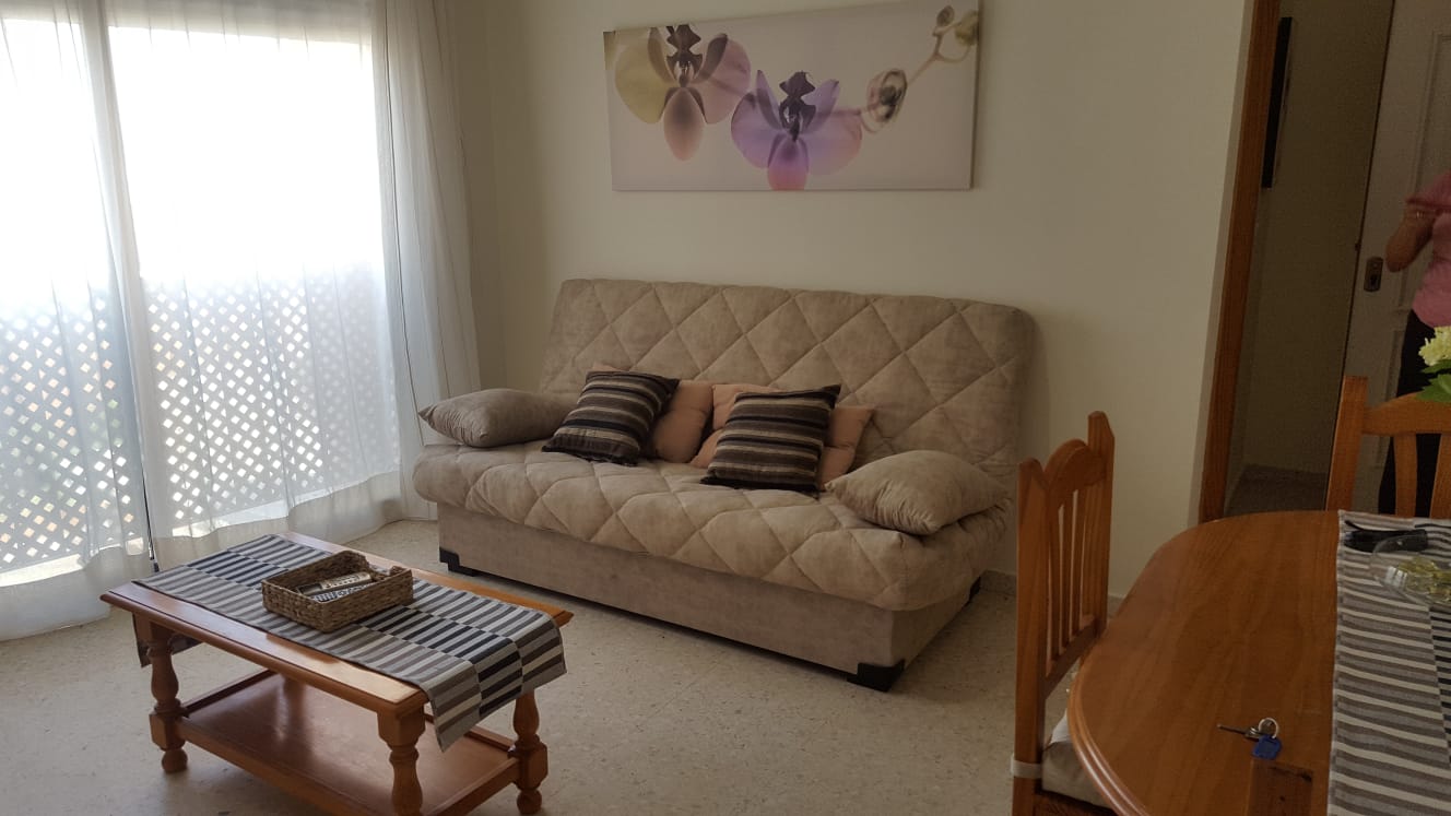 Se alquila del 1.10.26-31.5.27 APARTAMENTO EN 1ª LÍNEA DE PLAYA CON VISTAS LATERALES AL MAR EN BENALMÁDENA.