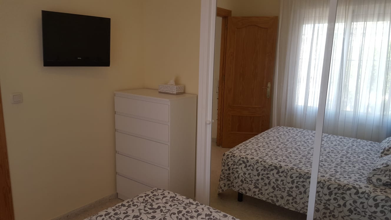 Se alquila del 1.10.26-31.5.27 APARTAMENTO EN 1ª LÍNEA DE PLAYA CON VISTAS LATERALES AL MAR EN BENALMÁDENA.