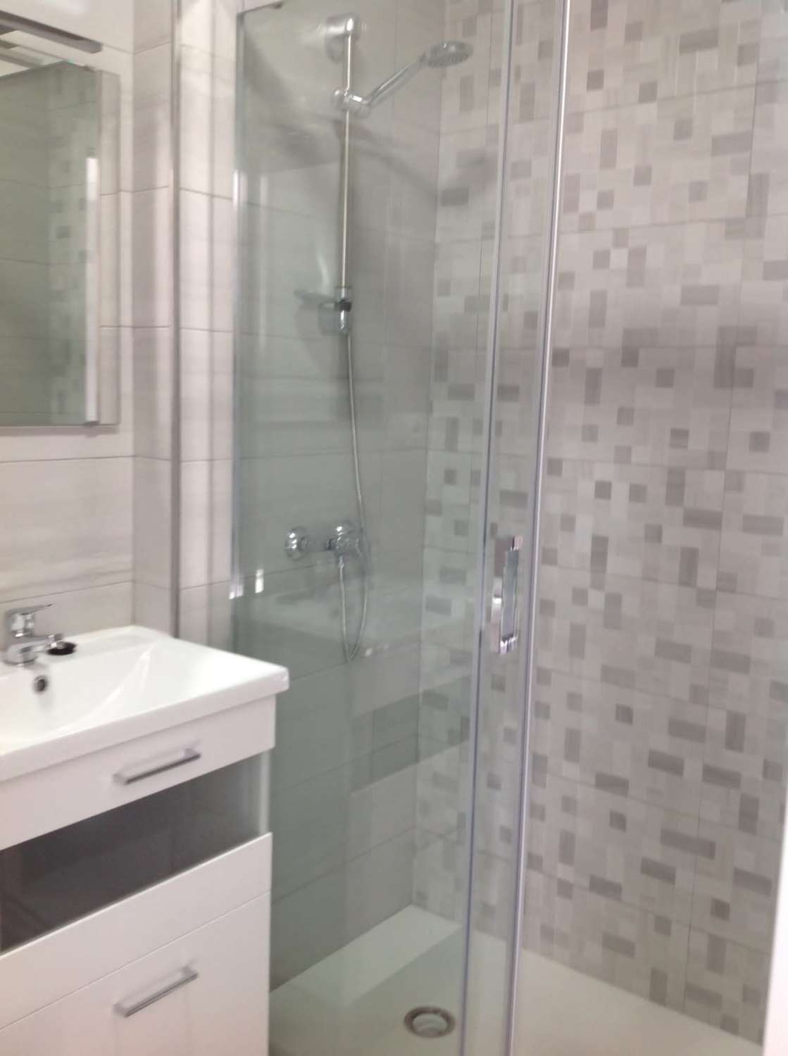 SE ALQUILA DESDE 1.9.26-15.6.27 BONITO APARTAMENTO A 100 METROS DE LA PLAYA EN BENALMADENA