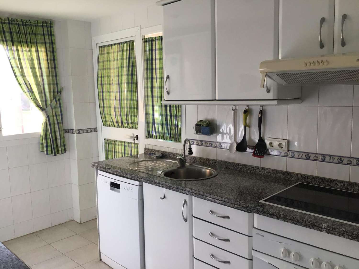 SE ALQUILA HASTA 30.6.26 Y DESDE 01/09/2026 - 30/06/2027 PRECIOSO APARTAMENTO CON VISTAS AL MAR EN MIJAS COSTA