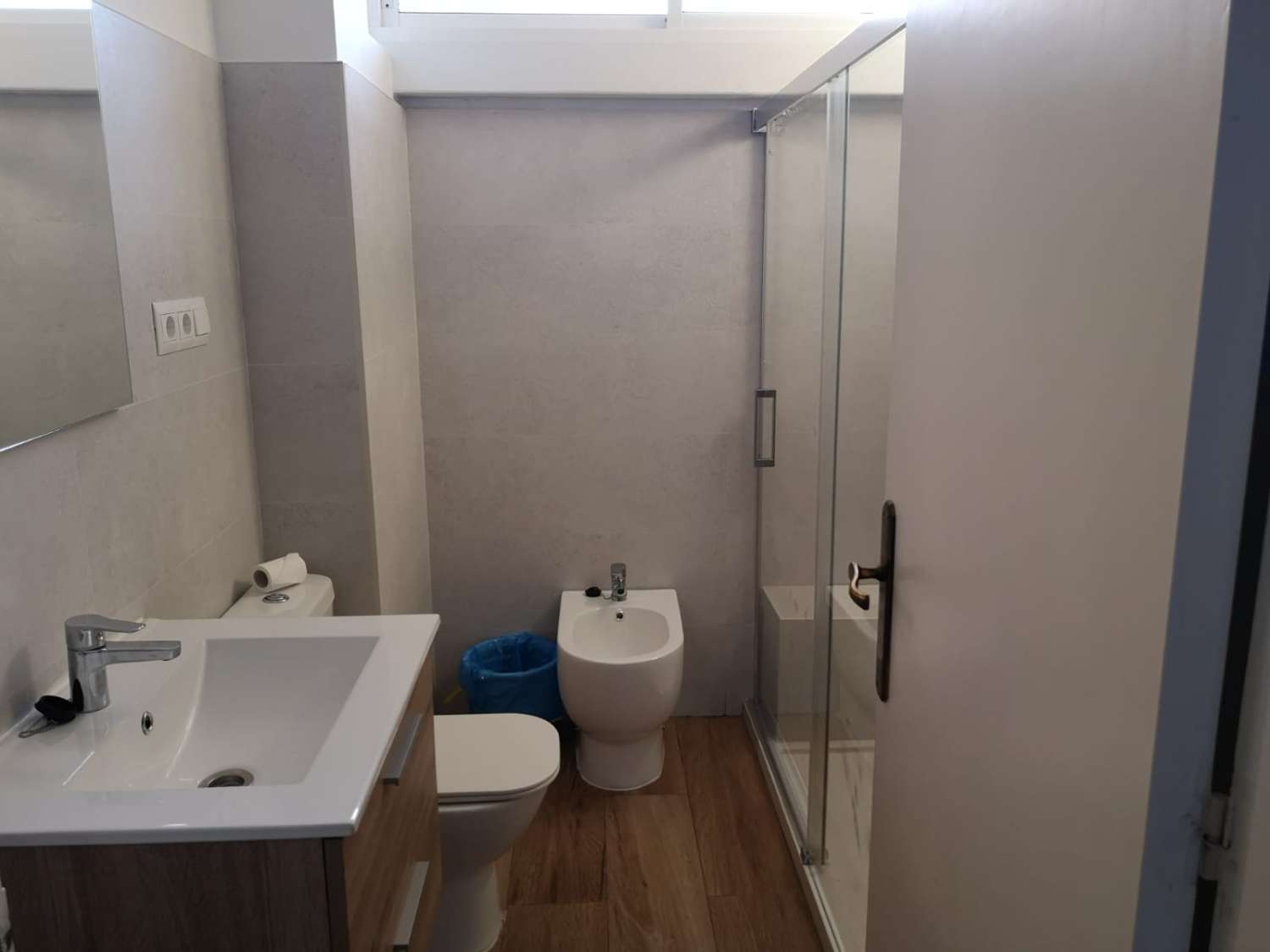 SE ALQUILA 01.04.26 - 31.05.27 MAGNIFICO APARTAMENTO CON VISTAS AL MAR EN 1ª LINEA EN FUENGIROLA