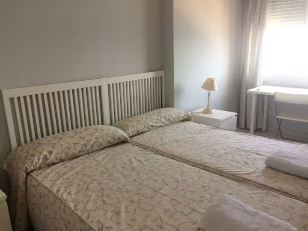 SE ALQUILA 01.04.26 - 31.05.27 MAGNIFICO APARTAMENTO CON VISTAS AL MAR EN 1ª LINEA EN FUENGIROLA