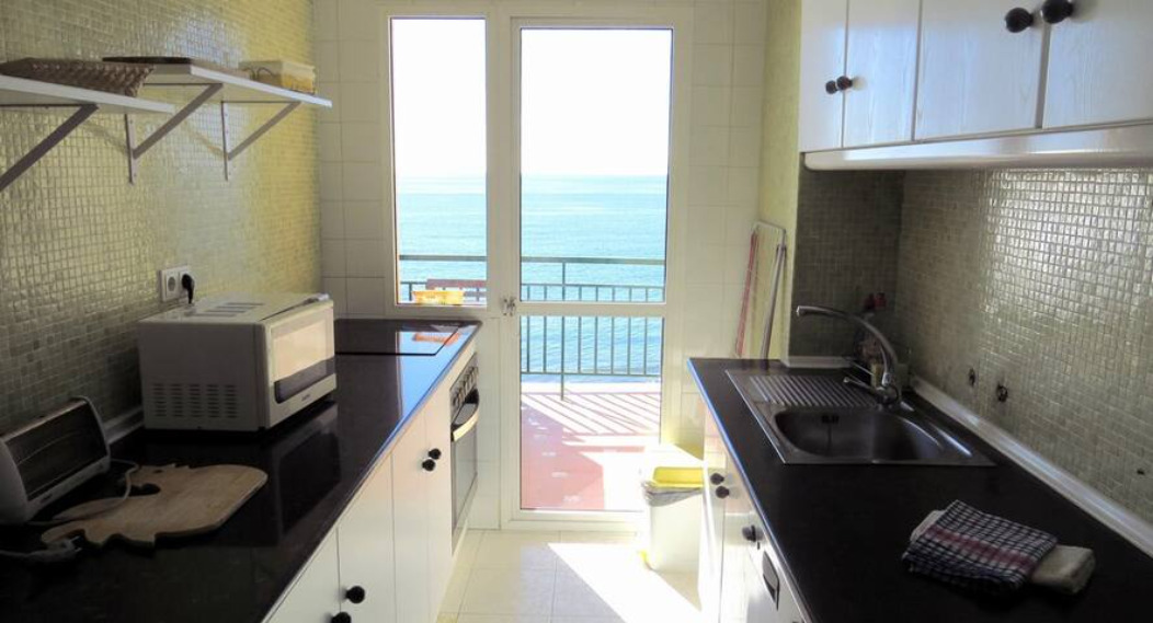 SE ALQUILA 01.04.26 - 31.05.27 MAGNIFICO APARTAMENTO CON VISTAS AL MAR EN 1ª LINEA EN FUENGIROLA