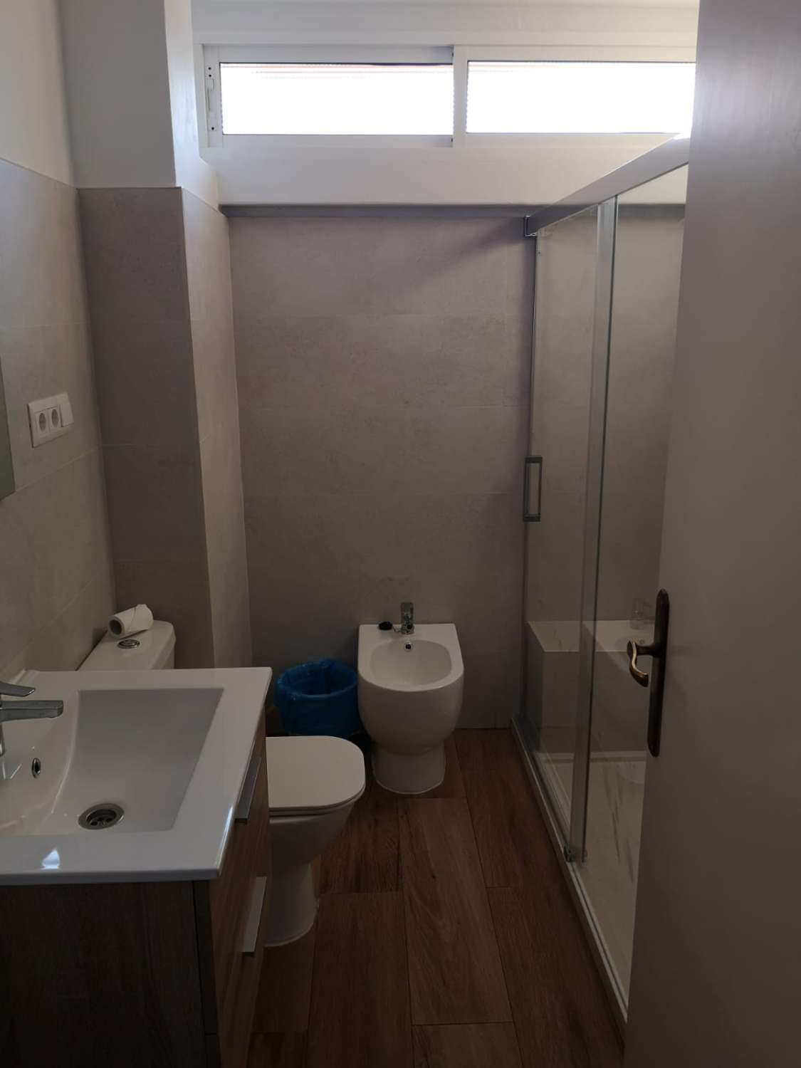 SE ALQUILA 01.04.26 - 31.05.27 MAGNIFICO APARTAMENTO CON VISTAS AL MAR EN 1ª LINEA EN FUENGIROLA