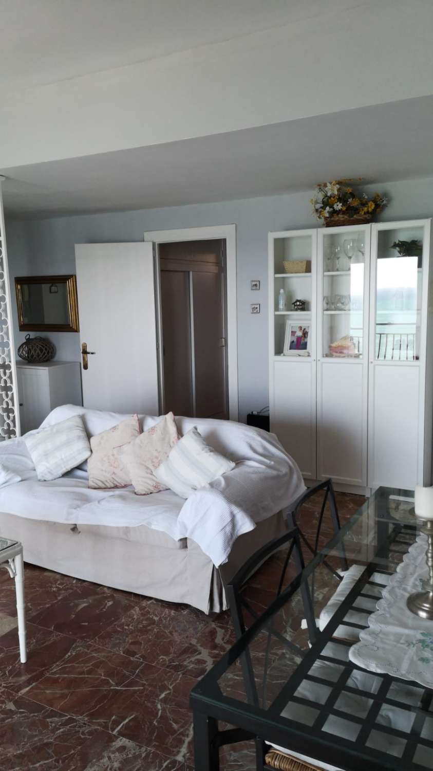 SE ALQUILA 01.04.26 - 31.05.27 MAGNIFICO APARTAMENTO CON VISTAS AL MAR EN 1ª LINEA EN FUENGIROLA