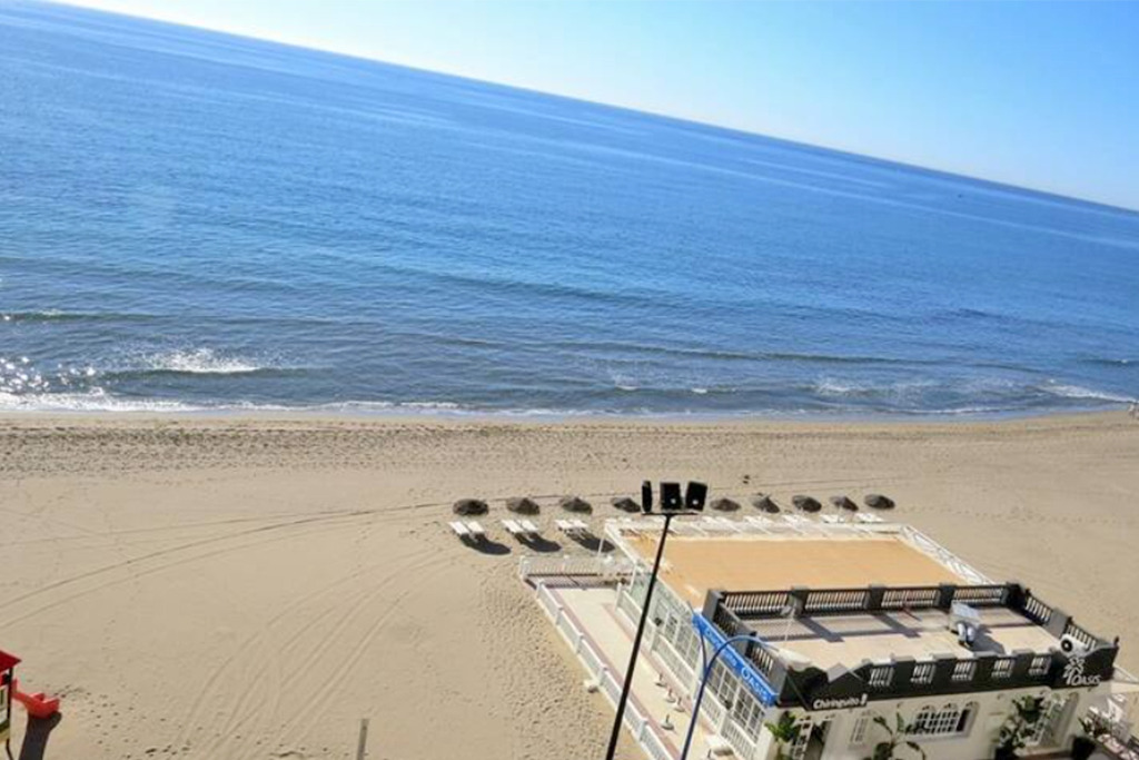 SE ALQUILA 01.04.26 - 31.05.27 MAGNIFICO APARTAMENTO CON VISTAS AL MAR EN 1ª LINEA EN FUENGIROLA