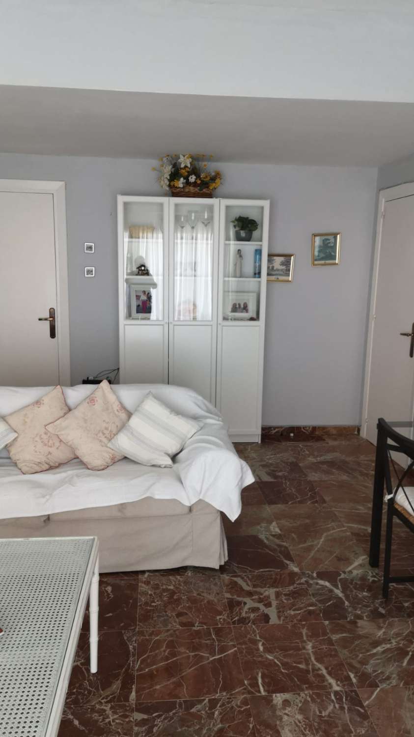 SE ALQUILA 01.04.26 - 31.05.27 MAGNIFICO APARTAMENTO CON VISTAS AL MAR EN 1ª LINEA EN FUENGIROLA