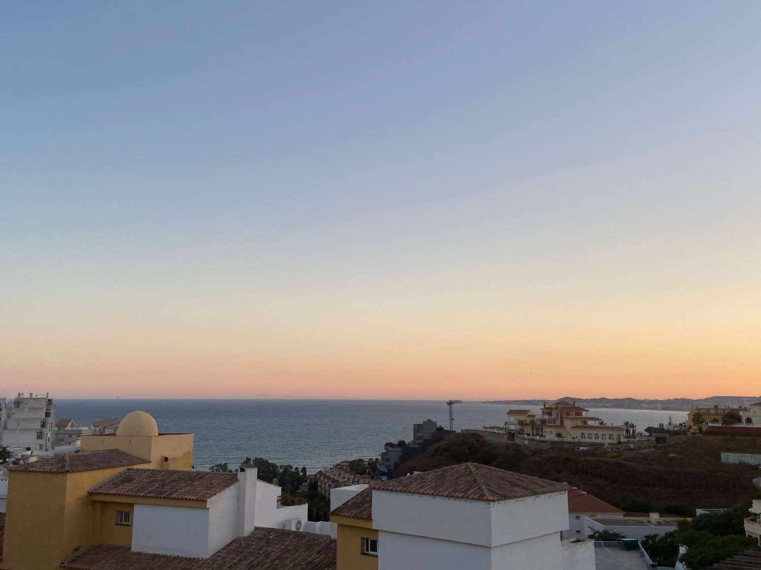 SE ALQUILA DESDE  1.9.26-30.6.27 PRECIOSO APARTAMENTO CON VISTAS AL MAR EN BENALMADENA