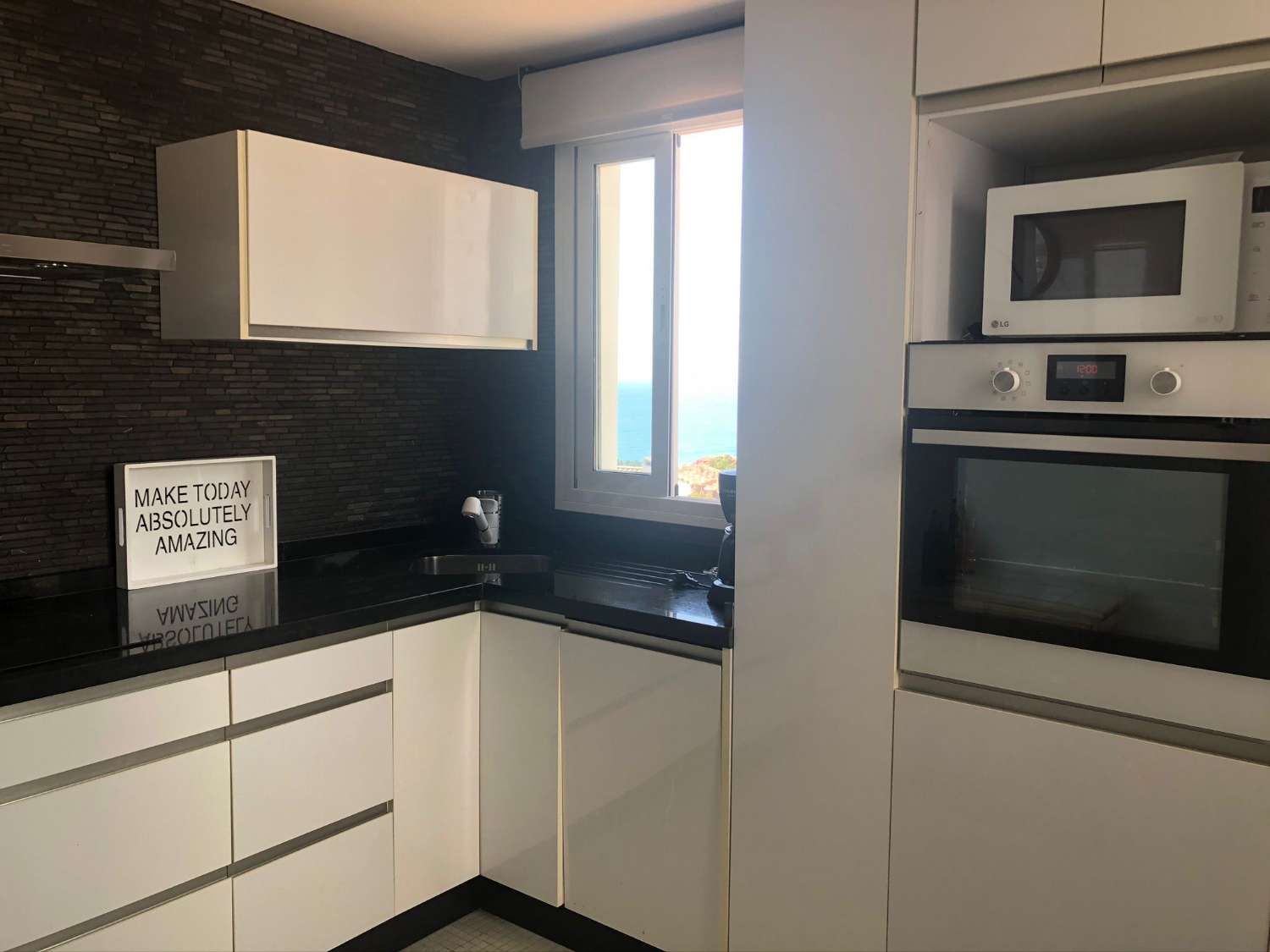 SE ALQUILA DESDE  1.9.26-30.6.27 PRECIOSO APARTAMENTO CON VISTAS AL MAR EN BENALMADENA