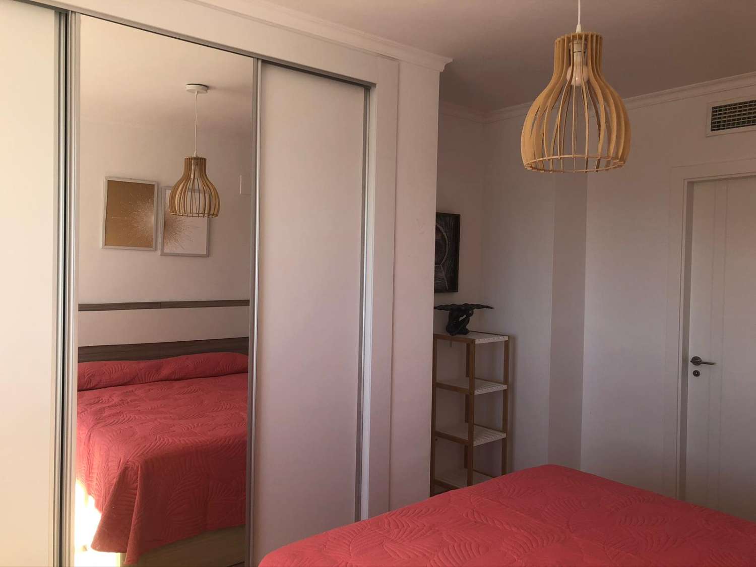 SE ALQUILA DESDE  1.9.26-30.6.27 PRECIOSO APARTAMENTO CON VISTAS AL MAR EN BENALMADENA