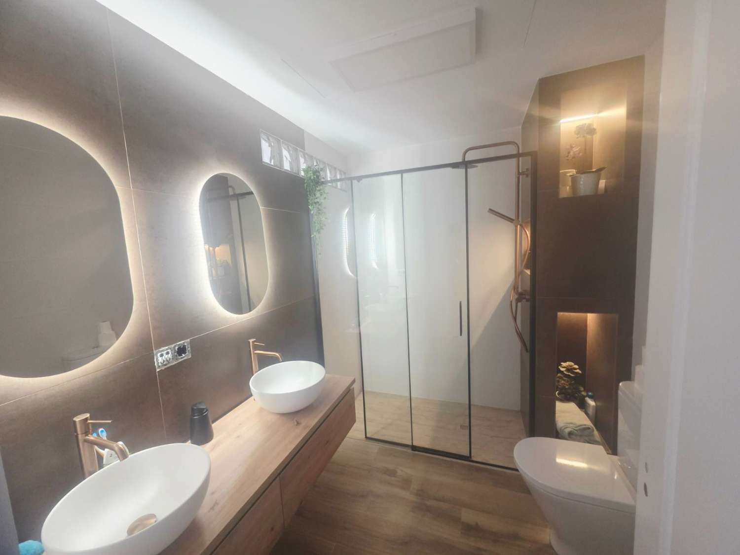 SE ALQUILA DESDE AHORA HASTA 30.6.26 Y DESDE 01/09/2026-30/06/2027 BONITO ATICO CON VISTAS AL MAR FRONTALES EN NUEVA TORREQUEBRADA (BENALMADENA )