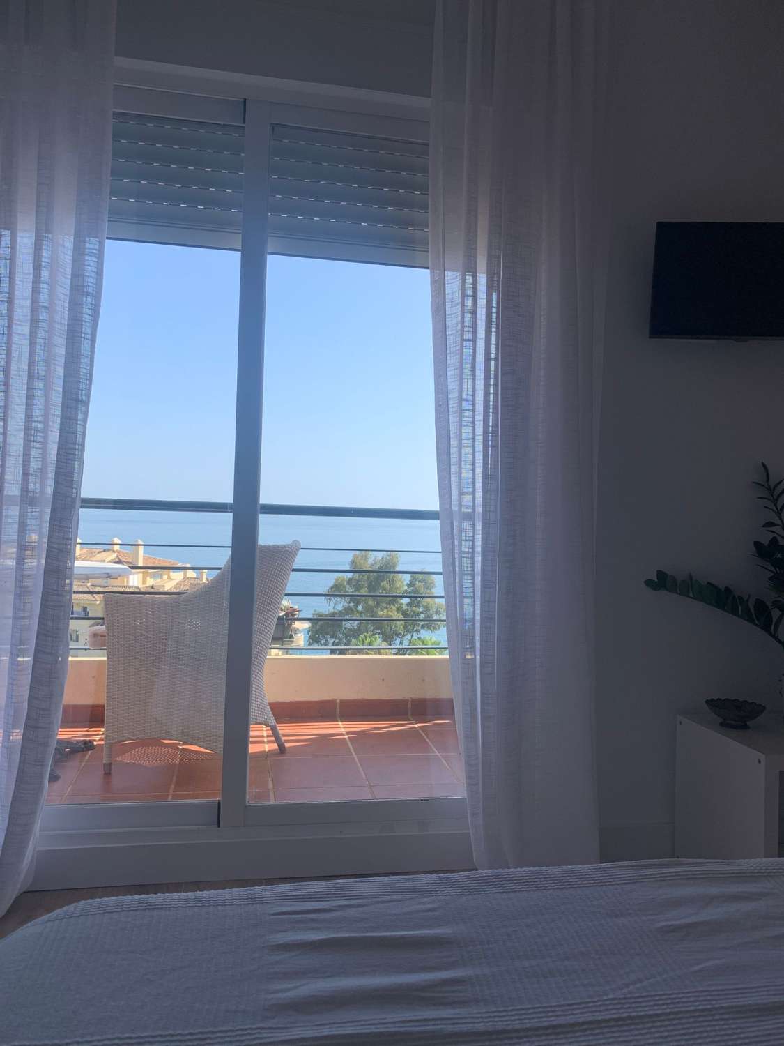 SE ALQUILA DESDE AHORA HASTA 30.6.26 Y DESDE 01/09/2026-30/06/2027 BONITO ATICO CON VISTAS AL MAR FRONTALES EN NUEVA TORREQUEBRADA (BENALMADENA )