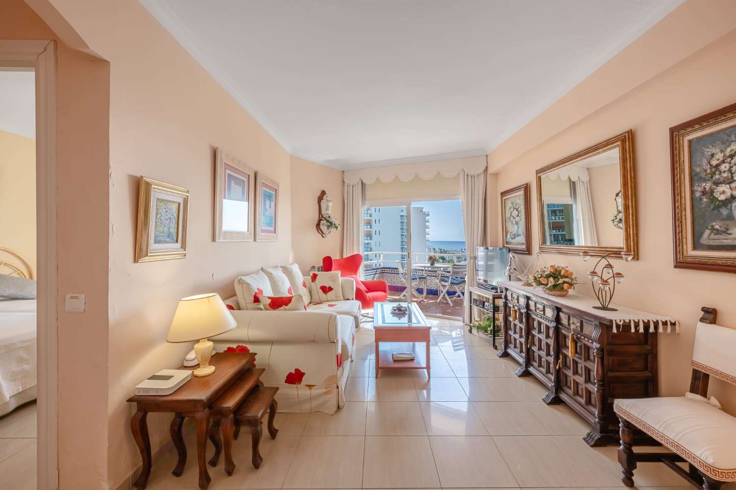 Se alquila hasta 31/05/2026 y desde 01/09/2026-30/06/2027 bonito apartamento en 1ª Linea de playa con vistas al mar y a Puerto Marina (Benalmádena)