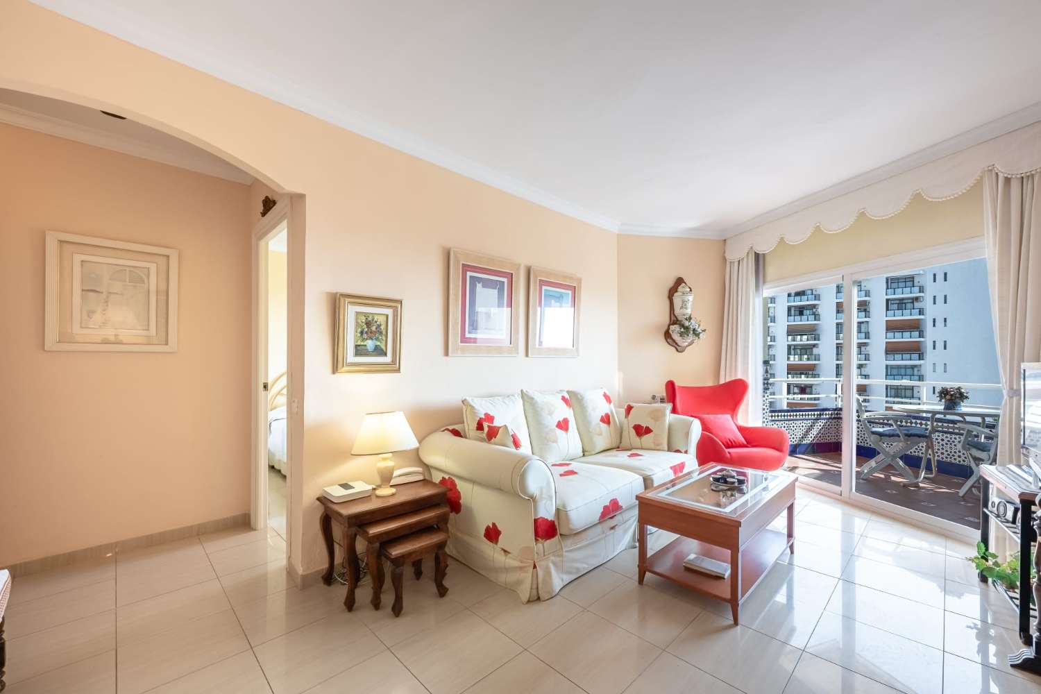 Se alquila hasta 31/05/2026 y desde 01/09/2026-30/06/2027 bonito apartamento en 1ª Linea de playa con vistas al mar y a Puerto Marina (Benalmádena)