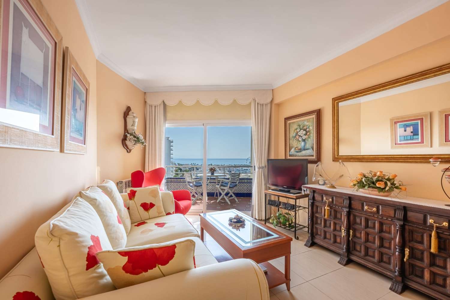 Se alquila hasta 31/05/2026 y desde 01/09/2026-30/06/2027 bonito apartamento en 1ª Linea de playa con vistas al mar y a Puerto Marina (Benalmádena)