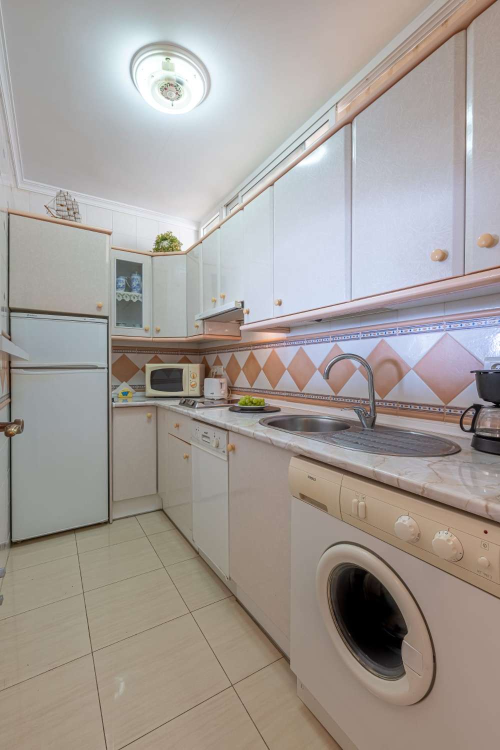 Se alquila hasta 31/05/2026 y desde 01/09/2026-30/06/2027 bonito apartamento en 1ª Linea de playa con vistas al mar y a Puerto Marina (Benalmádena)