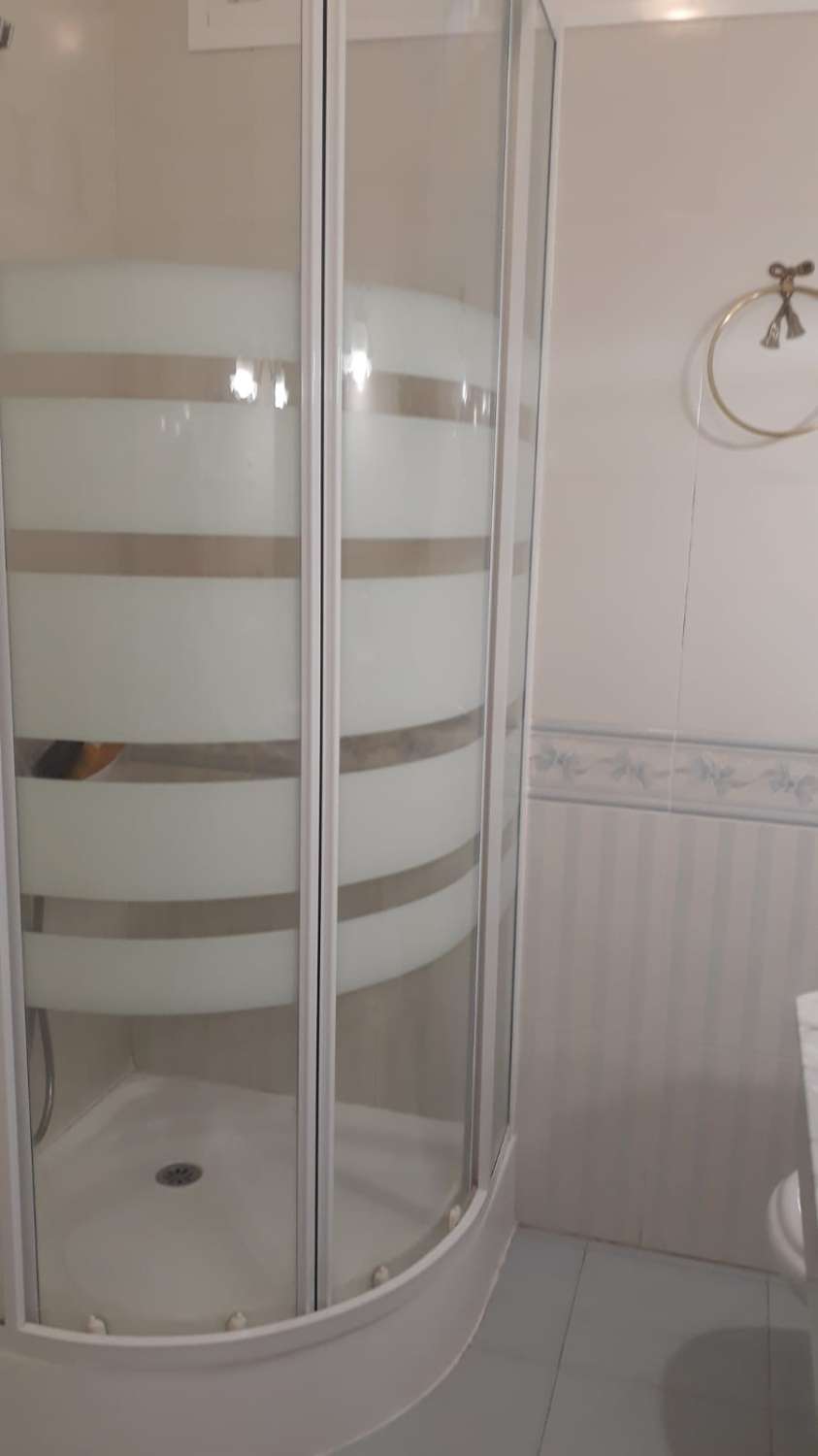 Se alquila hasta 31/05/2026 y desde 01/09/2026-30/06/2027 bonito apartamento en 1ª Linea de playa con vistas al mar y a Puerto Marina (Benalmádena)