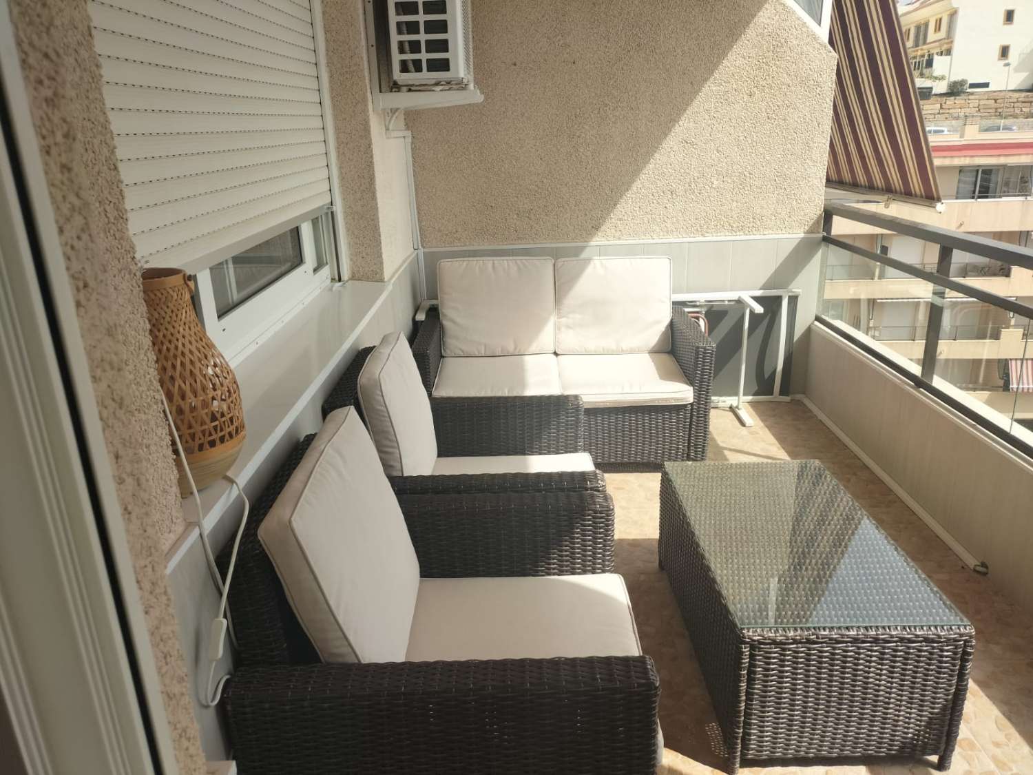 SE ALQUILA HASTA 31.5.26 Y DESDE 01/10/2026 HASTA 31/05/2027 MAGNIFICO APARTAMENTO CON VISTAS AL MAR EN 1ª LINEA DE PLAYA EN BENALMADENA