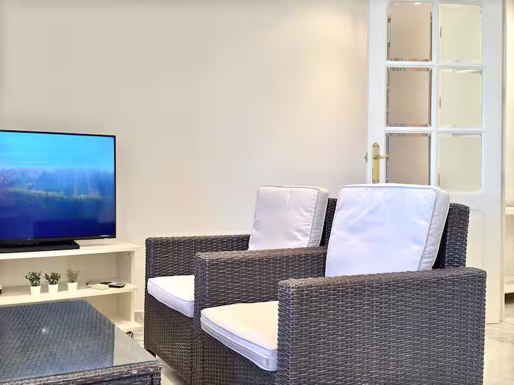 SE ALQUILA HASTA 31.5.26 Y DESDE 01/10/2026 HASTA 31/05/2027 MAGNIFICO APARTAMENTO CON VISTAS AL MAR EN 1ª LINEA DE PLAYA EN BENALMADENA