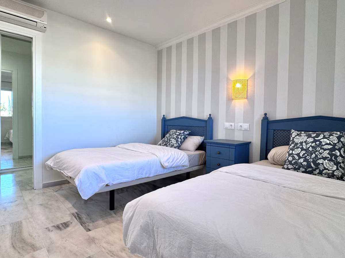 SE ALQUILA HASTA 31.5.26 Y DESDE 01/10/2026 HASTA 31/05/2027 MAGNIFICO APARTAMENTO CON VISTAS AL MAR EN 1ª LINEA DE PLAYA EN BENALMADENA