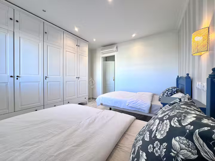 SE ALQUILA HASTA 31.5.26 Y DESDE 01/10/2026 HASTA 31/05/2027 MAGNIFICO APARTAMENTO CON VISTAS AL MAR EN 1ª LINEA DE PLAYA EN BENALMADENA