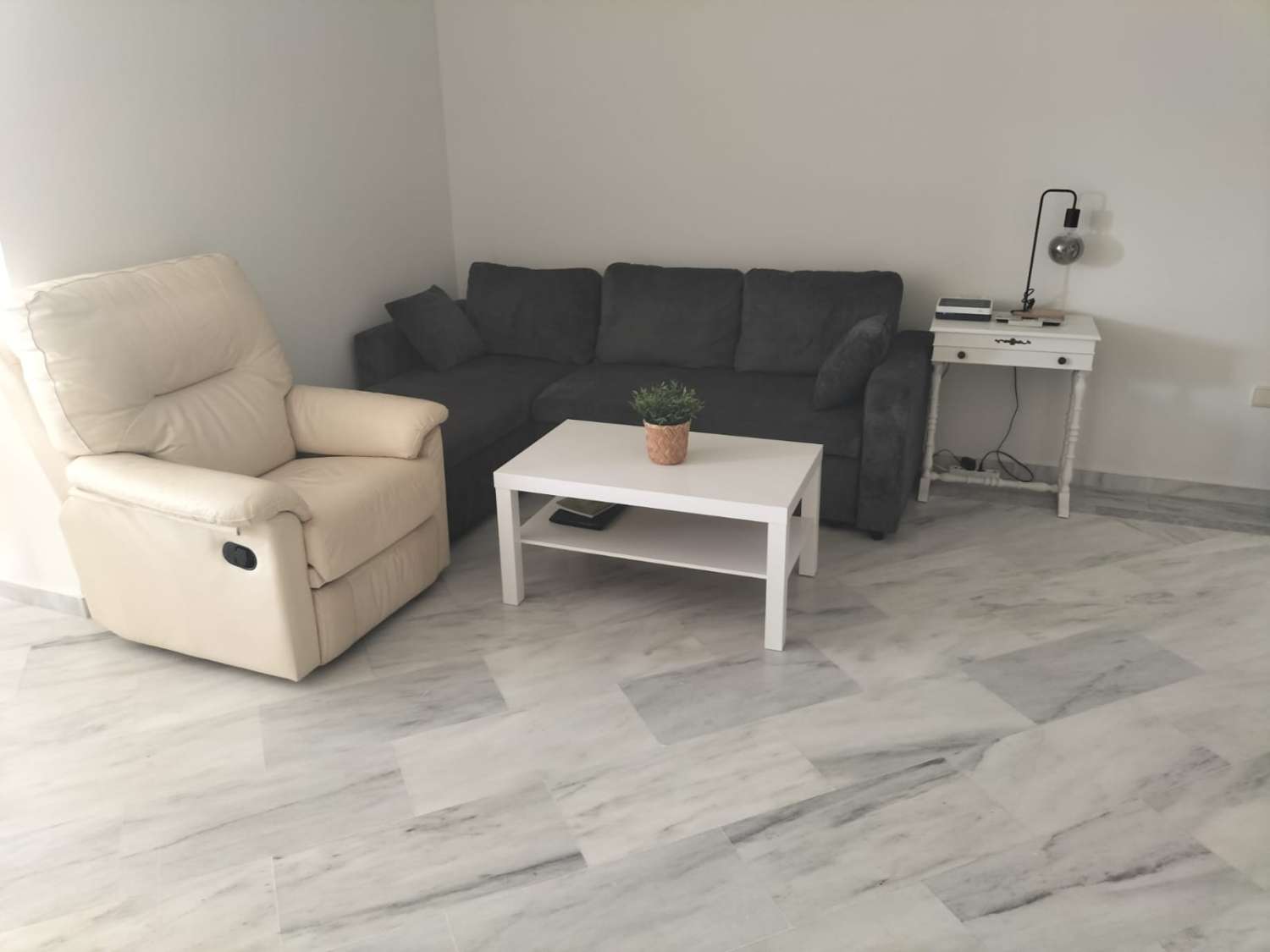 SE ALQUILA HASTA 31.5.26 Y DESDE 01/10/2026 HASTA 31/05/2027 MAGNIFICO APARTAMENTO CON VISTAS AL MAR EN 1ª LINEA DE PLAYA EN BENALMADENA