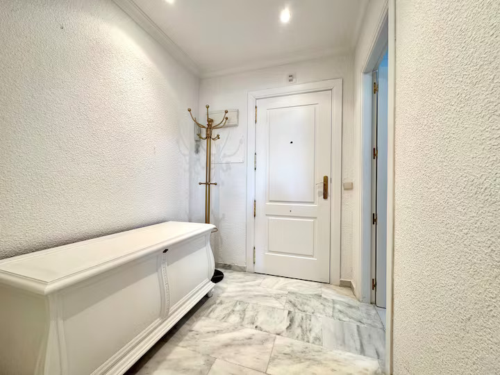 SE ALQUILA HASTA 31.5.26 Y DESDE 01/10/2026 HASTA 31/05/2027 MAGNIFICO APARTAMENTO CON VISTAS AL MAR EN 1ª LINEA DE PLAYA EN BENALMADENA