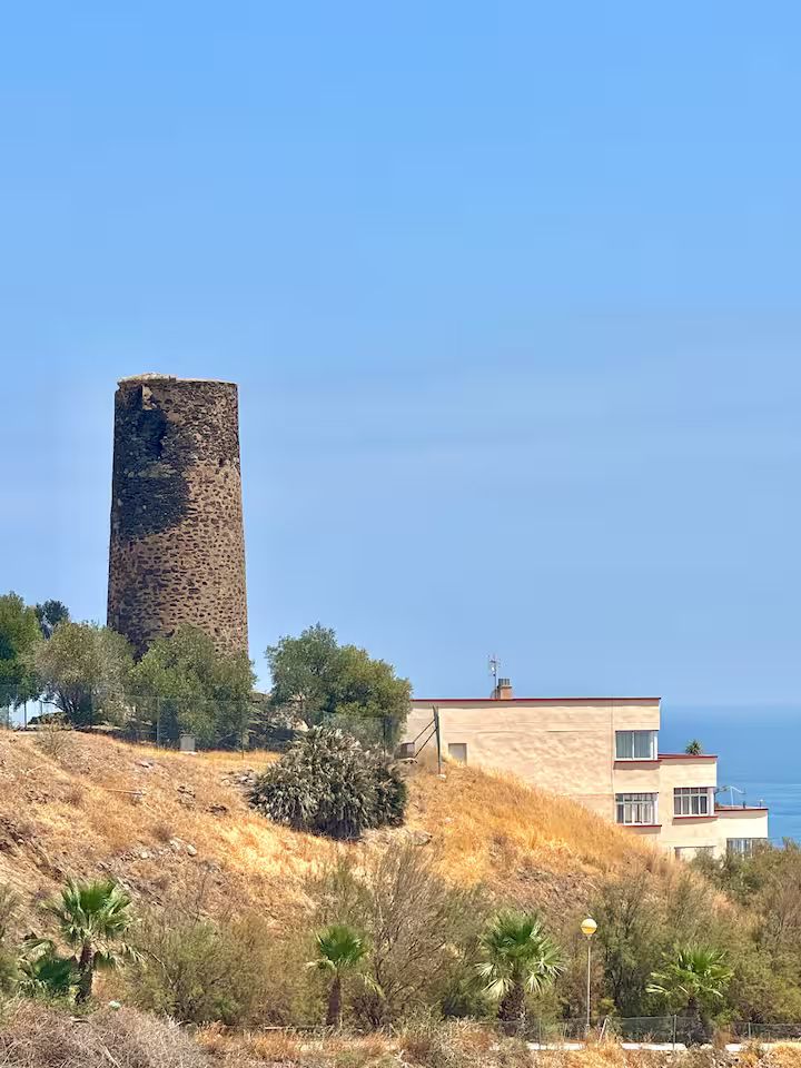 SE ALQUILA HASTA 31.5.26 Y DESDE 01/10/2026 HASTA 31/05/2027 MAGNIFICO APARTAMENTO CON VISTAS AL MAR EN 1ª LINEA DE PLAYA EN BENALMADENA