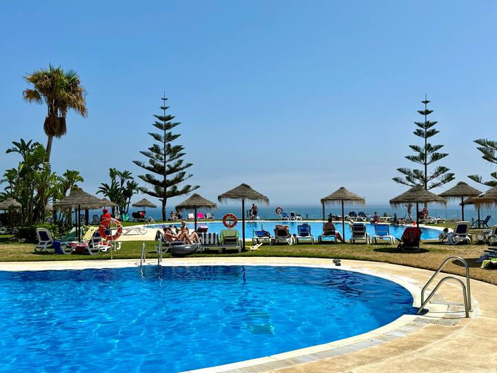 SE ALQUILA HASTA 31.5.26 Y DESDE 01/10/2026 HASTA 31/05/2027 MAGNIFICO APARTAMENTO CON VISTAS AL MAR EN 1ª LINEA DE PLAYA EN BENALMADENA