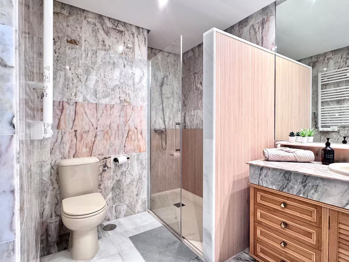 SE ALQUILA HASTA 31.5.26 Y DESDE 01/10/2026 HASTA 31/05/2027 MAGNIFICO APARTAMENTO CON VISTAS AL MAR EN 1ª LINEA DE PLAYA EN BENALMADENA