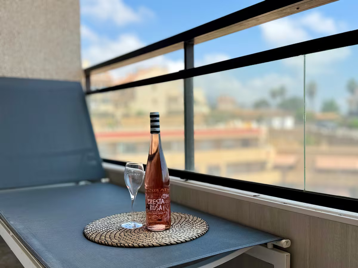 SE ALQUILA HASTA 31.5.26 Y DESDE 01/10/2026 HASTA 31/05/2027 MAGNIFICO APARTAMENTO CON VISTAS AL MAR EN 1ª LINEA DE PLAYA EN BENALMADENA