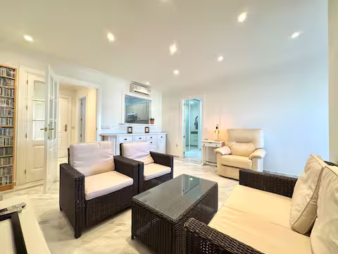 SE ALQUILA HASTA 31.5.26 Y DESDE 01/10/2026 HASTA 31/05/2027 MAGNIFICO APARTAMENTO CON VISTAS AL MAR EN 1ª LINEA DE PLAYA EN BENALMADENA