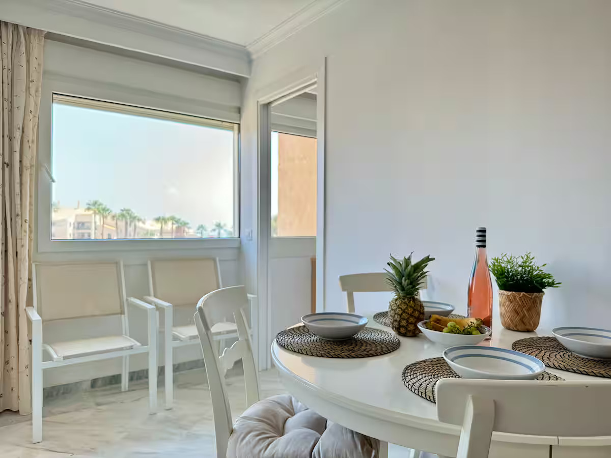 SE ALQUILA HASTA 31.5.26 Y DESDE 01/10/2026 HASTA 31/05/2027 MAGNIFICO APARTAMENTO CON VISTAS AL MAR EN 1ª LINEA DE PLAYA EN BENALMADENA