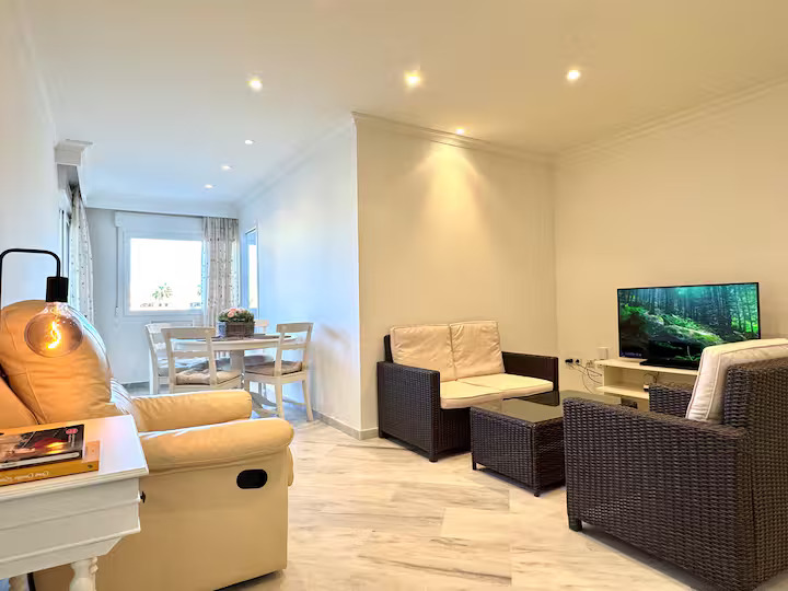 SE ALQUILA HASTA 31.5.26 Y DESDE 01/10/2026 HASTA 31/05/2027 MAGNIFICO APARTAMENTO CON VISTAS AL MAR EN 1ª LINEA DE PLAYA EN BENALMADENA