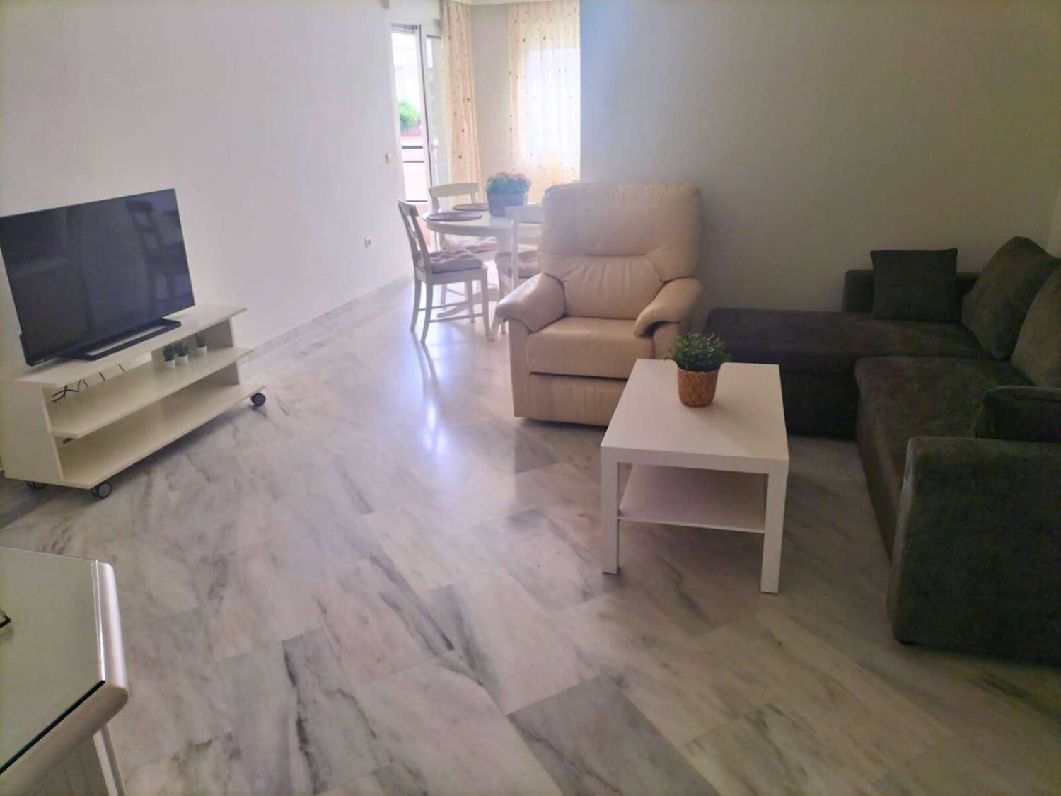 SE ALQUILA HASTA 31.5.26 Y DESDE 01/10/2026 HASTA 31/05/2027 MAGNIFICO APARTAMENTO CON VISTAS AL MAR EN 1ª LINEA DE PLAYA EN BENALMADENA