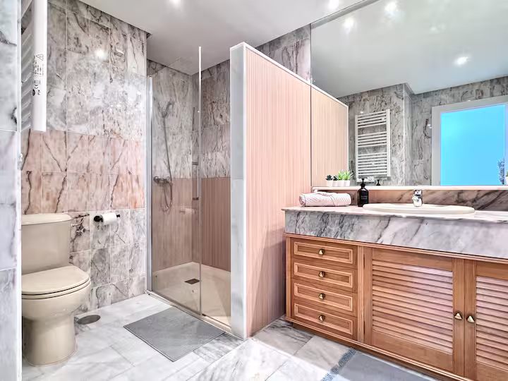 SE ALQUILA HASTA 31.5.26 Y DESDE 01/10/2026 HASTA 31/05/2027 MAGNIFICO APARTAMENTO CON VISTAS AL MAR EN 1ª LINEA DE PLAYA EN BENALMADENA