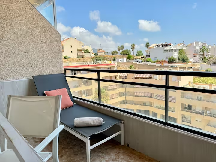 SE ALQUILA HASTA 31.5.26 Y DESDE 01/10/2026 HASTA 31/05/2027 MAGNIFICO APARTAMENTO CON VISTAS AL MAR EN 1ª LINEA DE PLAYA EN BENALMADENA