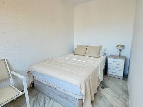 SE ALQUILA HASTA 31.5.26 Y DESDE 01/10/2026 HASTA 31/05/2027 MAGNIFICO APARTAMENTO CON VISTAS AL MAR EN 1ª LINEA DE PLAYA EN BENALMADENA