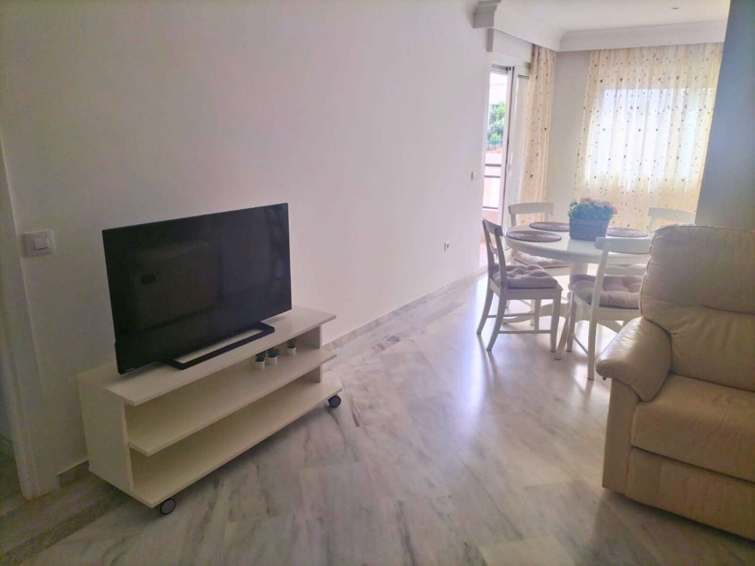 SE ALQUILA HASTA 31.5.26 Y DESDE 01/10/2026 HASTA 31/05/2027 MAGNIFICO APARTAMENTO CON VISTAS AL MAR EN 1ª LINEA DE PLAYA EN BENALMADENA