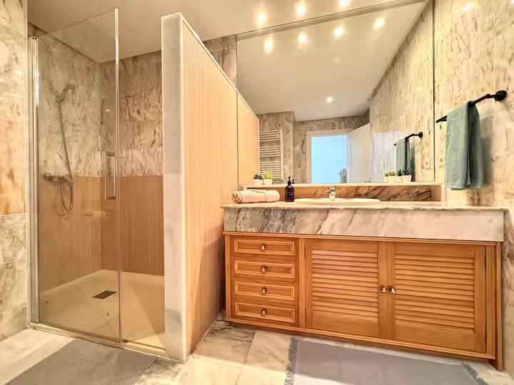 SE ALQUILA HASTA 31.5.26 Y DESDE 01/10/2026 HASTA 31/05/2027 MAGNIFICO APARTAMENTO CON VISTAS AL MAR EN 1ª LINEA DE PLAYA EN BENALMADENA